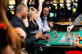 Antarmuka desktop kingbet189 dengan layout lebar dan meja live-dealer HD di layar monitor