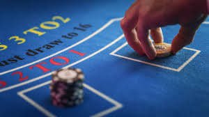 Permainan slot Diamond Empire di kingbet189 dengan simbol berlian dan mahkota emas